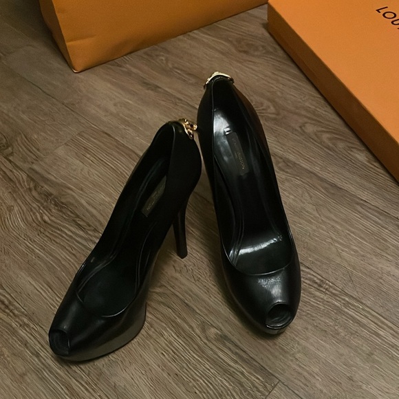 Louis Vuitton heels - Picture 3 of 9